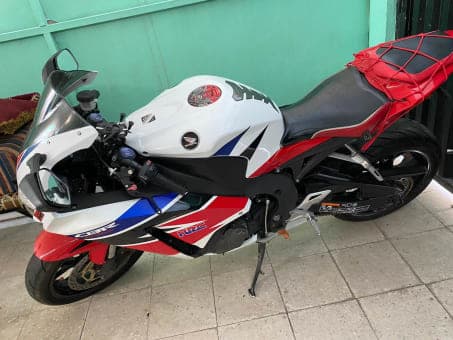 للبيع دراجة نارية هوندا cbr1000