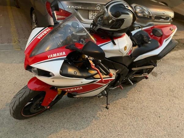 للبيع دراجة نارية ياماها yamaha r1