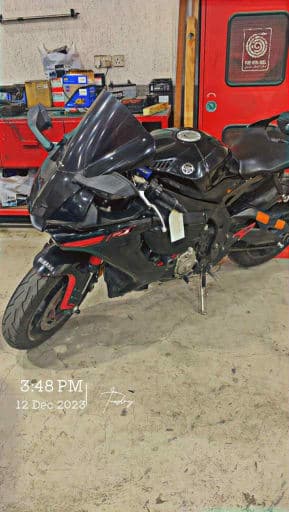 r1 full black 
